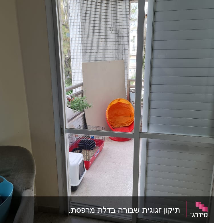 דלת זכוכית הזזה מובילה למרפסת